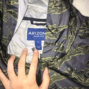 NWT camo windbreaker jacket hoodie with pouch in green and gray